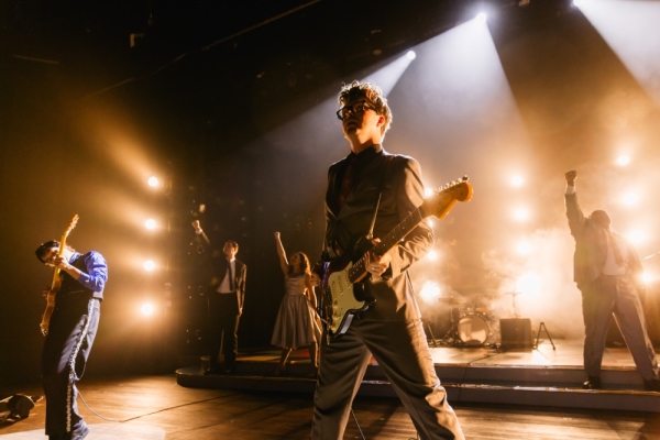 Joey Chelius as Buddy Holly and cast in Buddy – The Buddy Holly Story at Drury Lane Theatre.
